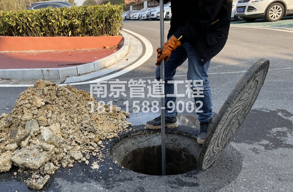 306尧化新村管道油块清理
